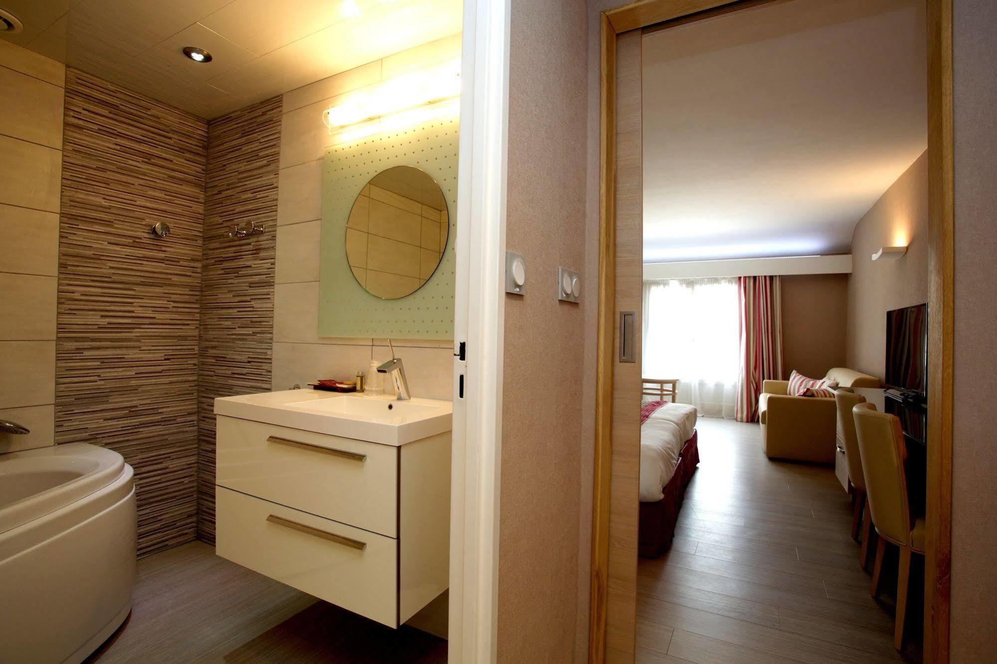 Logis Hotel Restaurant Spa Beau Site Люксойл-ле-Бан Екстериор снимка